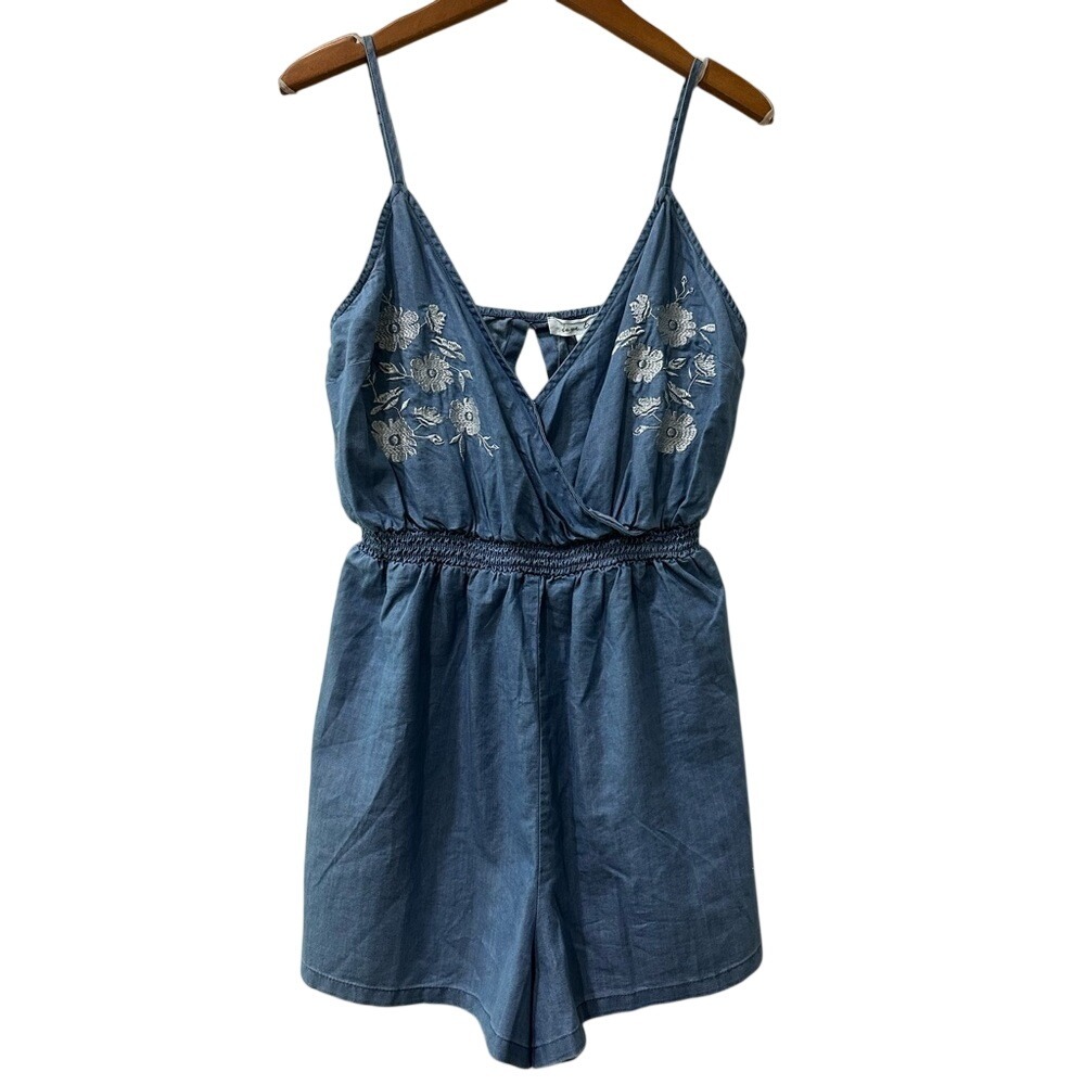 Love Tree Womens Blue Floral Embroidered Denim Romper Chambray V-Neck Large NWT
